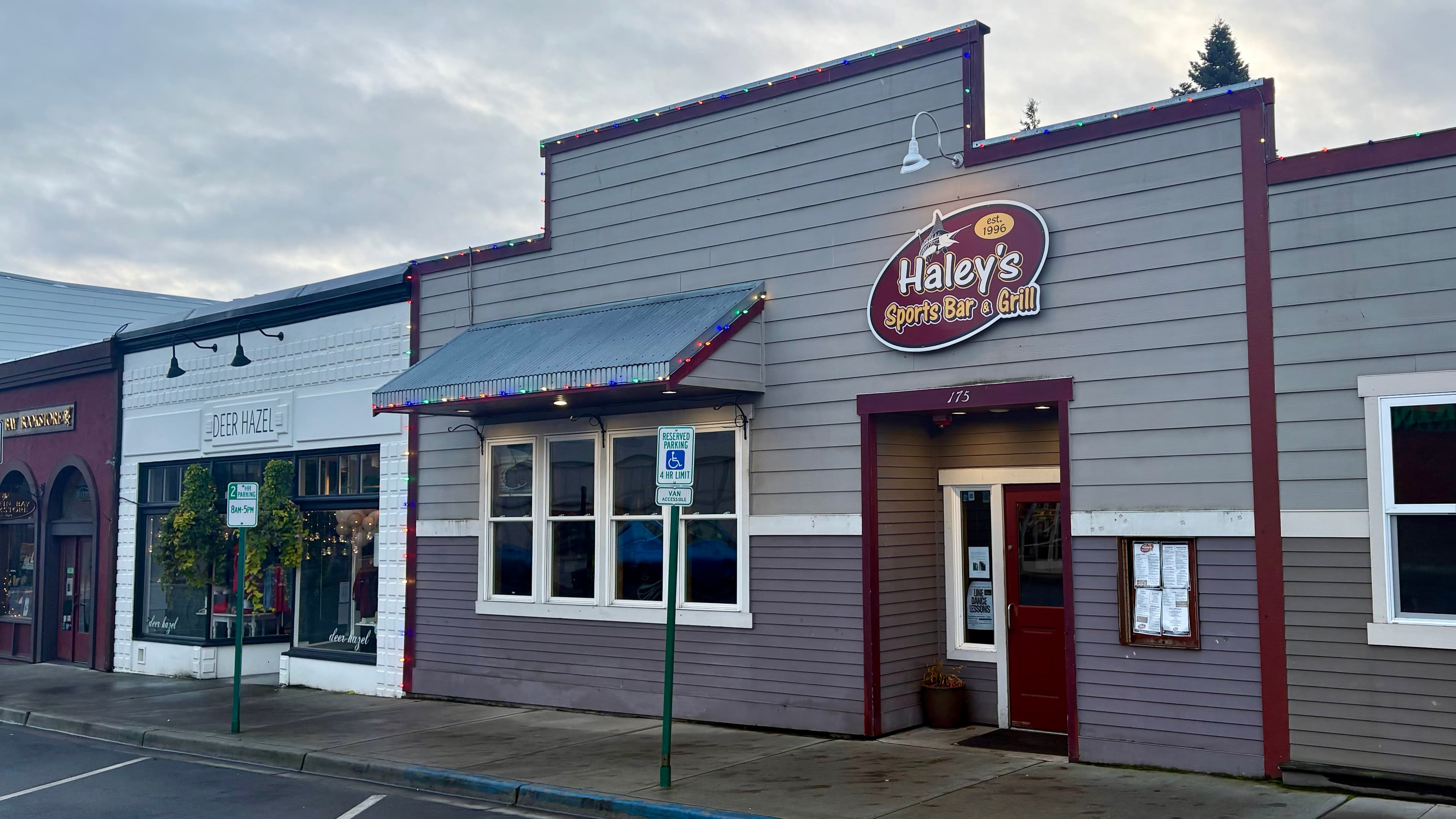 Haley's Sports Bar & Grill - Bar, American restaurant in Friday Harbor, San Juan Island